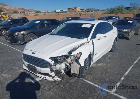 2017 Ford Fusion Energi Titanium z USA, uszkodzony, nr VIN 3FA6P0SU7HR229279